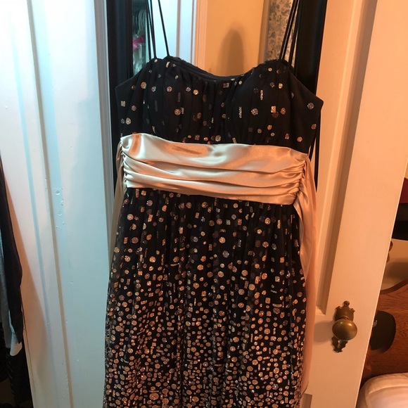 The perfect winter dance dress - Picture 1 of 3
